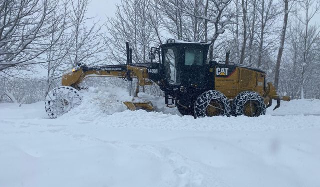 Salıpazarı'nda karla mücadele devam ediyor
