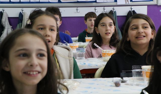 Samsun'da tekne orucu tutan minikler okulda iftar açtı