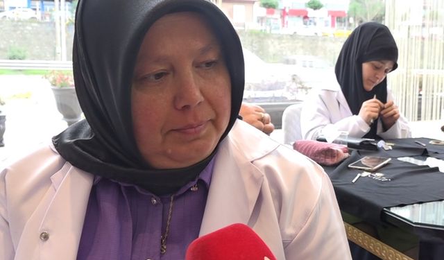 Şevval Sam, Trabzon hasırını işleyen kadınlara eşlik etti