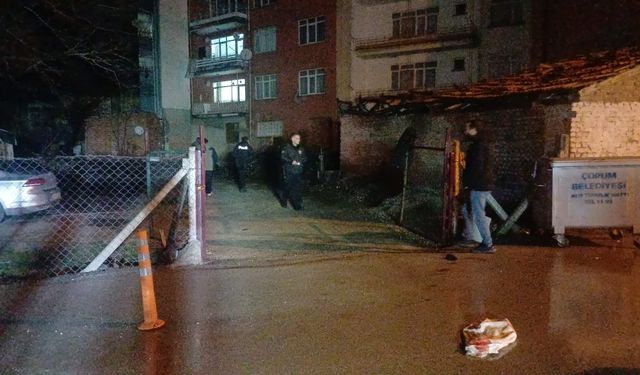 Sokak ortasında 2 kişi, bacaklarından vuruldu