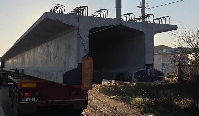 TIR'daki beton bloka kamyonet çarptı; 1 ölü, 1 yaralı