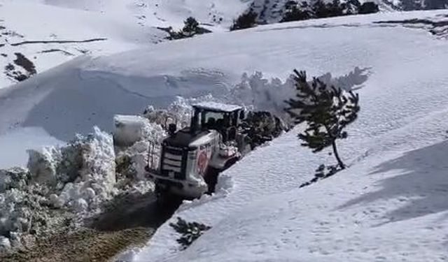 Tokat'ta iş makinelerinin boyunu aşan kar kütleleri temizlendi