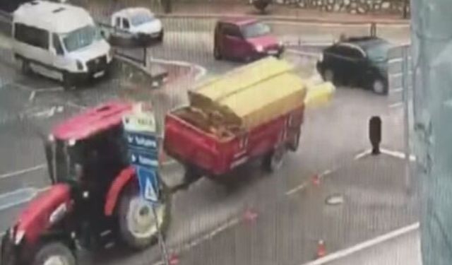 Tünel çıkışında traktörün kalas yüklü römorku devrildi; o anlar kamerada