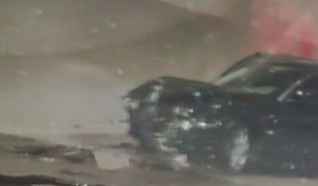 Tünelde iki otomobilin kafa kafaya çarpıştığı kaza kamerada