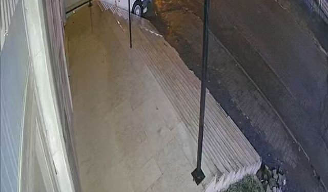 Yolda bayır aşağı kayan otomobil, elektrik direğine çarptı; anne ve oğlu yaralı