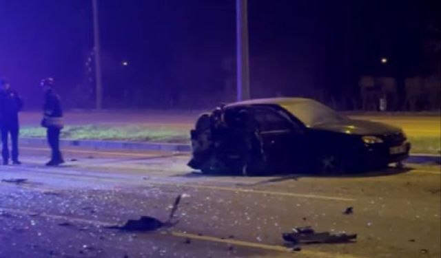 Yoldan çıkıp karşı şeride geçen otomobil ile TIR çarpıştı; 2 yaralı