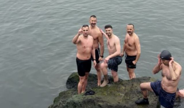 10 derece sıcaklıkta denize girdiler