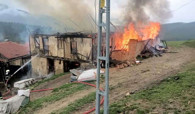 2 katlı ahşap ev yandı