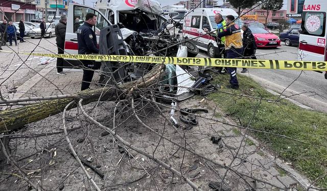 Ambulans ile kamyon çarpıştı: 1 ölü, 3 yaralı