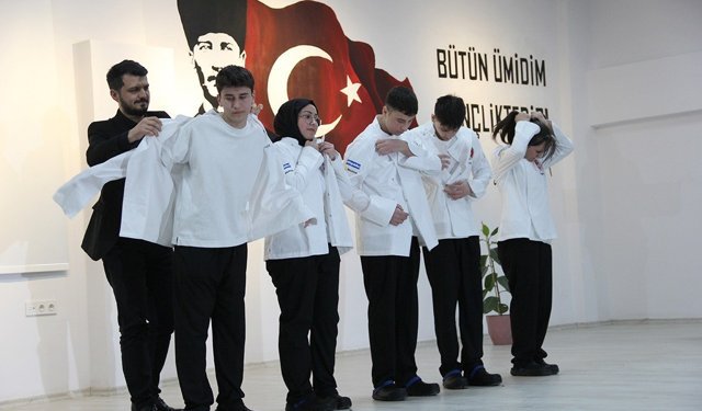 Aşçı adayları beyaz önlüklerini giyerek yemin etti