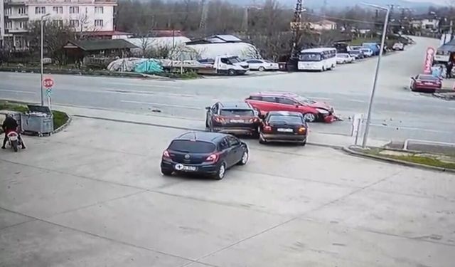 Bartın'da 3 aracın karıştığı kaza kamerada