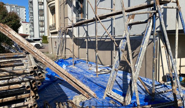 Boya yaparken belindeki halat kopunca 3'üncü kattan düşüp, yaralandı