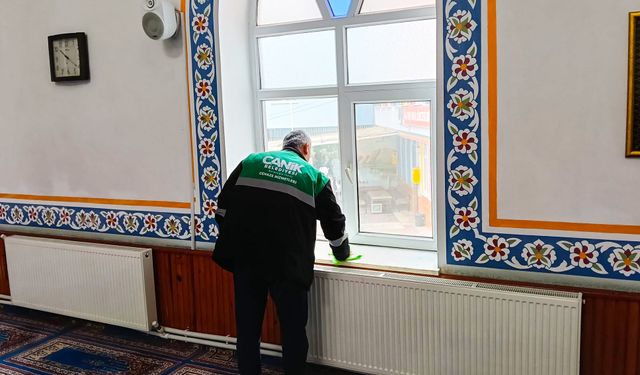 Canik'te camiler dip köşe temizleniyor