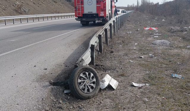 Çorum'da bariyere çarpan otomobilin sürücüsü yaralandı