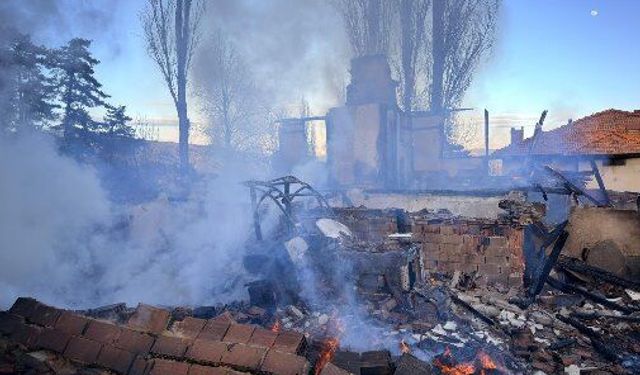 Çorum'da çıkan yangında ev ve traktör yandı