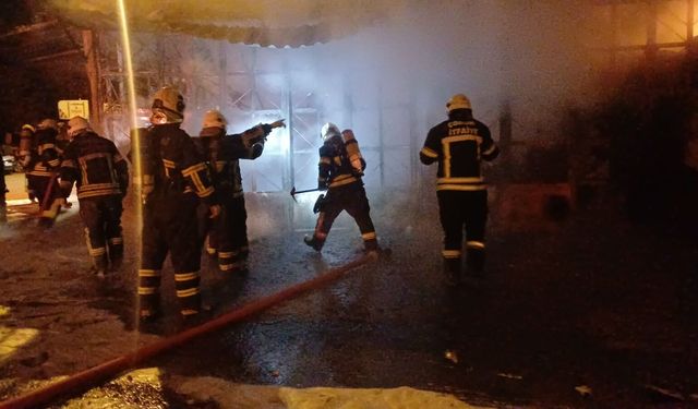 Çorum'da lastik dükkanı alev alev yandı