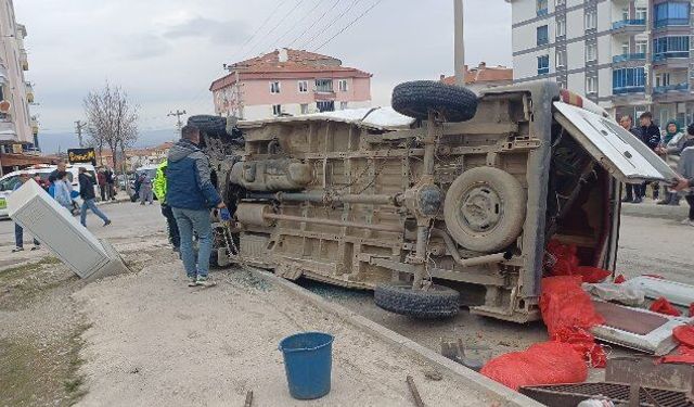 Çorum'da tarım işçilerini taşıya minibüs ile otomobil çarpıştı: 5 yaralı