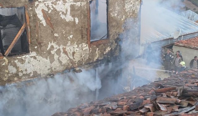 Çorum'da yangın; 2 ev ve 1 traktör kullanılamaz hale geldi