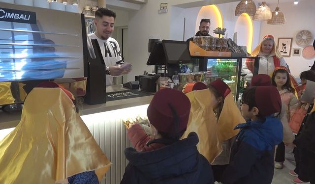 Davul eşliğinde mani okuyan minikler bahşişleriyle akranlarına bayramlık alacak