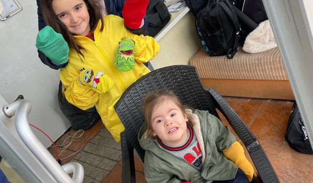 Down Sendromu Farkındalık Haftası'nda sporcular renkli çoraplarla kürek çekti