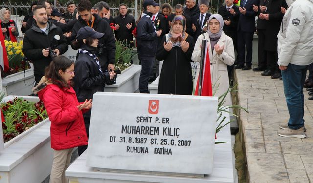 Elif, hiç görmediği şehit dayısının fotoğrafını öpüp, defalarca okşadı