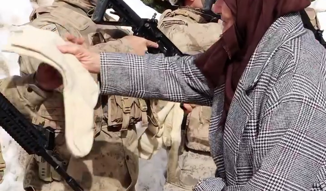 Elleriyle ördüğü çorapları 2 yıldır Mehmetçik'e gönderiyor