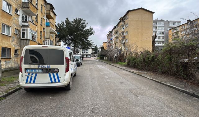 Evde tek başına olan çocuk çakmakla oynarken evi yaktı; 2 kişi dumandan etkilendi