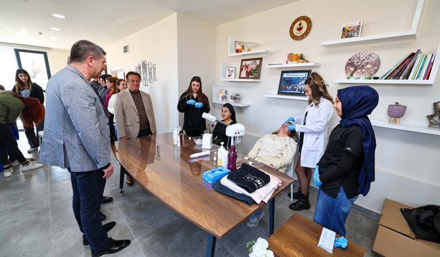 Gönüllü kuaförlerden engelli bireylere bakım