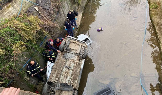 Hafif ticari araç dereye uçtu; 3 ölü, 2 yaralı