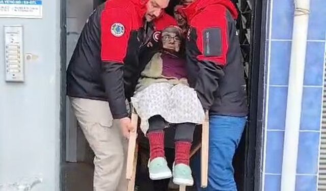 Heyelan nedeniyle yolu kapanan köyüne gitmek isteyen kadını sedyeyle taşıdılar