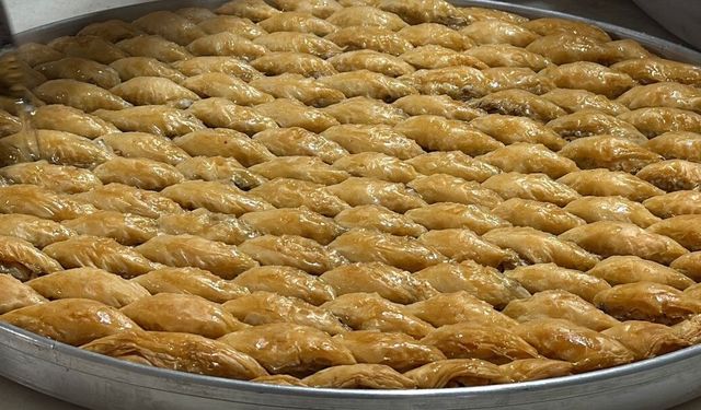 Kadınların ramazan bayramı için börek ve baklava mesaisi