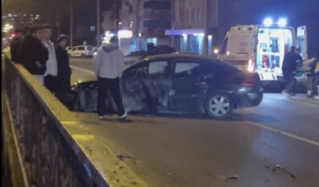 Kediye çarpmamak için manevra yapıp refüjdeki korkuluklara vurdu; 2 yaralı