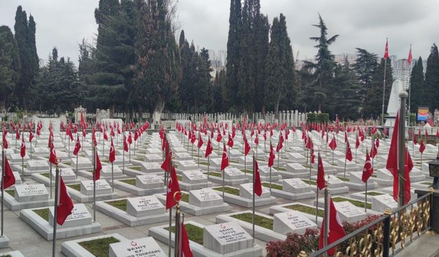 Mezarlıklarda bayram hazırlığı