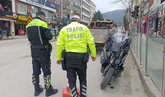 Motosikletin otomobile çarptığı kaza kamerada: 1 yaralı