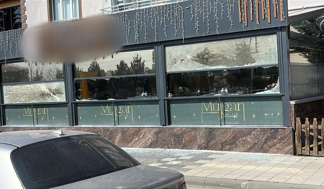Motosikletli saldırganlar kapalı restoranı kurşunladı