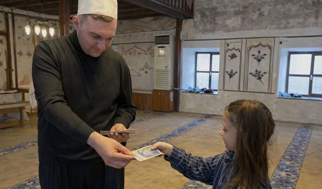 Öğrenciler camide Türk bayrak açarak şehitleri andı