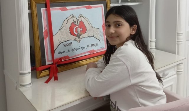 Ortaokul öğrencisi Eslem İstiklal Marşı ile Mehmet Akif'i resmetti