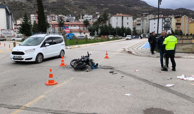Otomobil ile motosiklet çarpıştı: 2 ağır yaralı