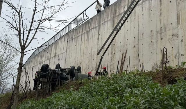 Otomobil, kayganlaşan yolda istinat duvarını aşarak düştü; 1 yaralı