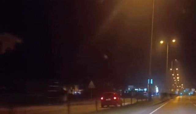 Otomobilin ters yönde ilerlediği anlar kamerada