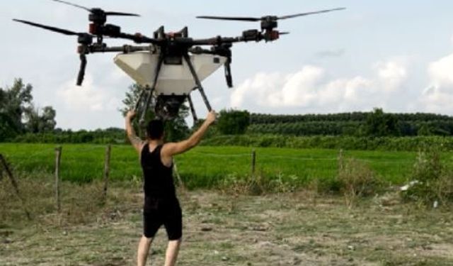 Tarım dronuna tutunan çiftçinin düştüğü anlar kamerada (2)