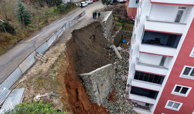 Trabzon'da istinat duvarı çöktü, 2 daire hasar gördü