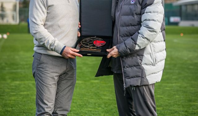 Trabzonspor Teknik Direktörü Fatih Tekke'ye TFF'den sosyal sorumluluk ödülü