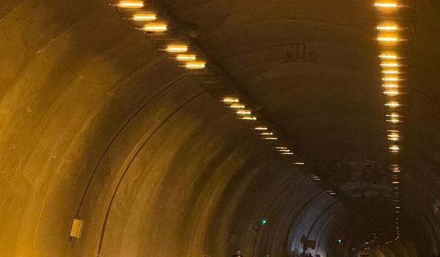 Tünel girişinde iki otomobil çarpıştı: 7 yaralı