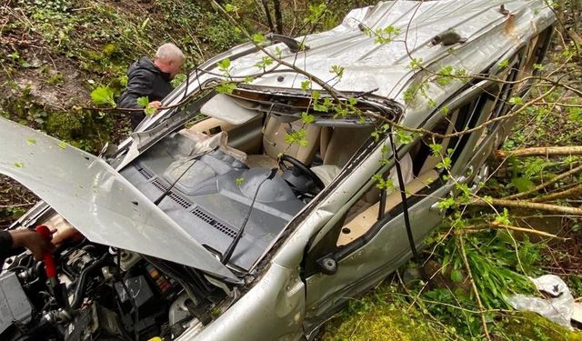 Uçuruma yuvarlanan aracın sürücüsü ile onu kurtarırken fenalaşan görevli, hastaneye kaldırıldı