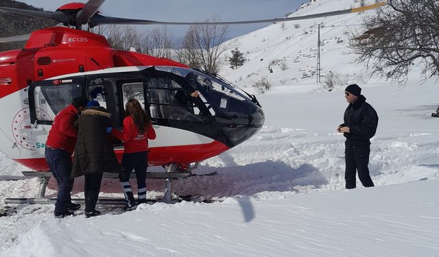 Yolu kardan kapanan köydeki hasta, ambulans helikopterle hastaneye kaldırıldı