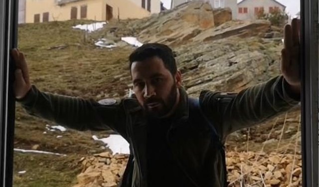 Aç kalan ayılar, pencereden girdiği yayla evini talan etti