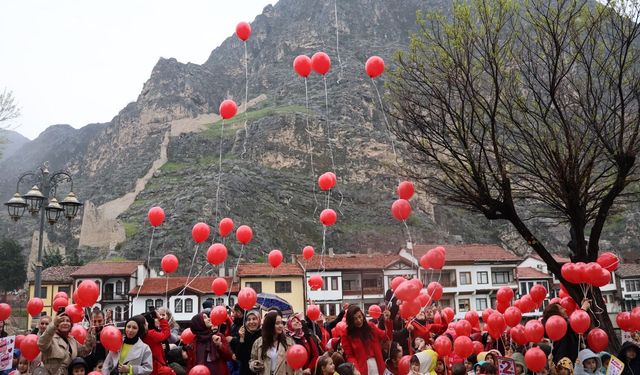 Anaokulu öğrencileri ve otizmli çocuklar balonlarla farkındalık oluşturdu