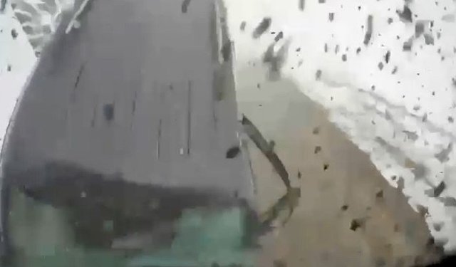 Artvin- Ardahan yolunda hafif ticari araç ile TIR'ın çarpıştığı kaza kamerada: 2 yaralı