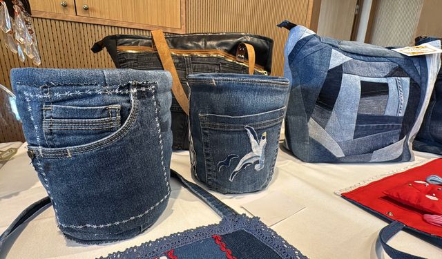 Atık kot pantolonlardan elbise, pazar arabası ve kadın çantaları üretti